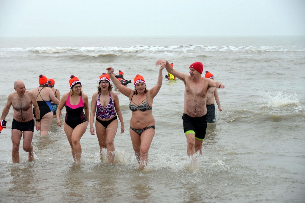 ../Images/Nieuwjaarsduik Noordwijk 2020 109.jpg